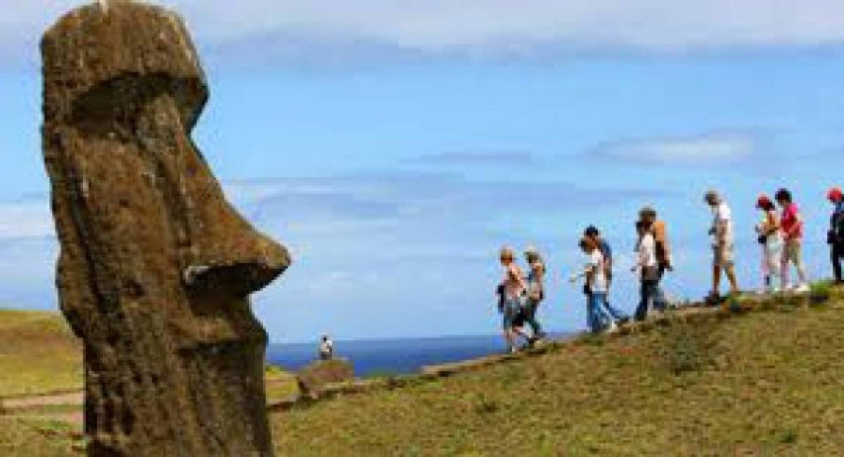 Chile anuncia extensa área marina protegida en Isla de Pascua