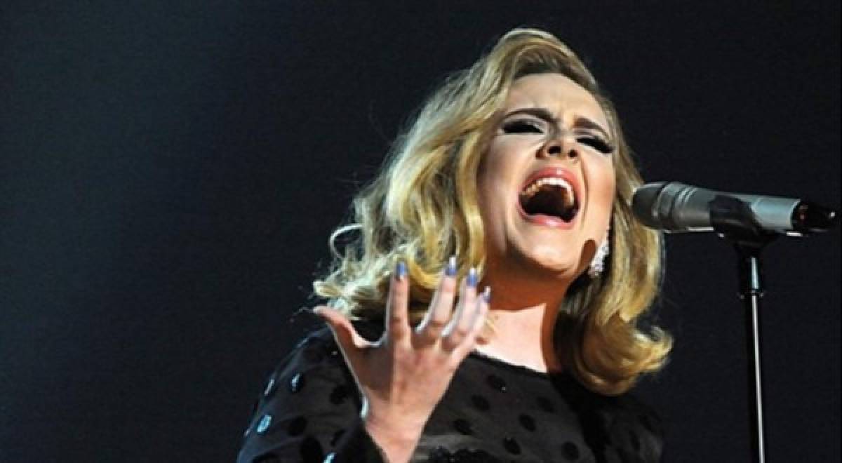 Adele llora al escuchar ‘Hello’ en la radio