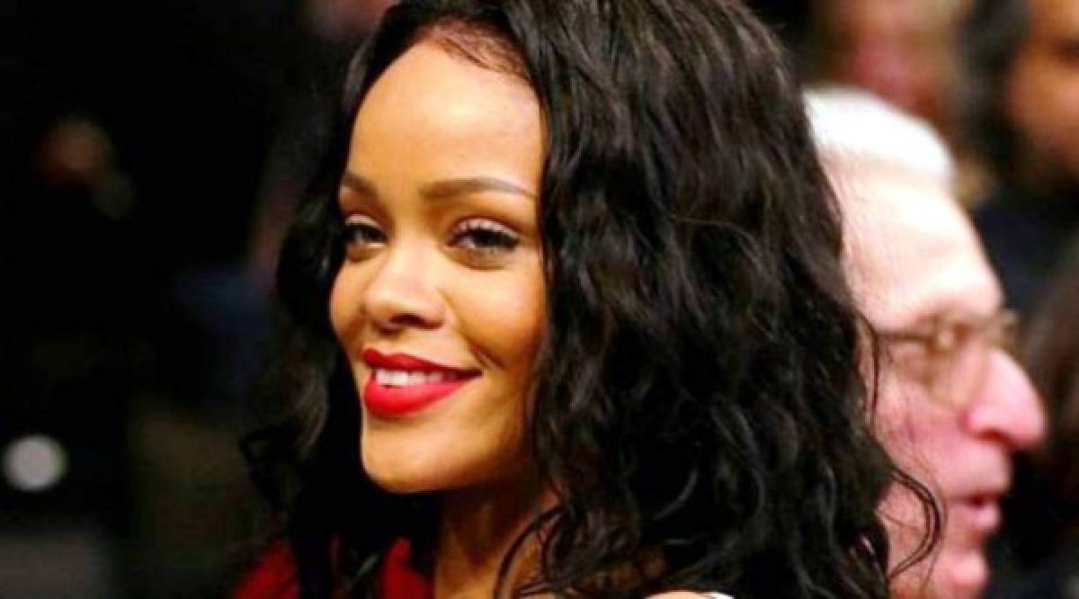 Rihanna se burla de fan en Twitter