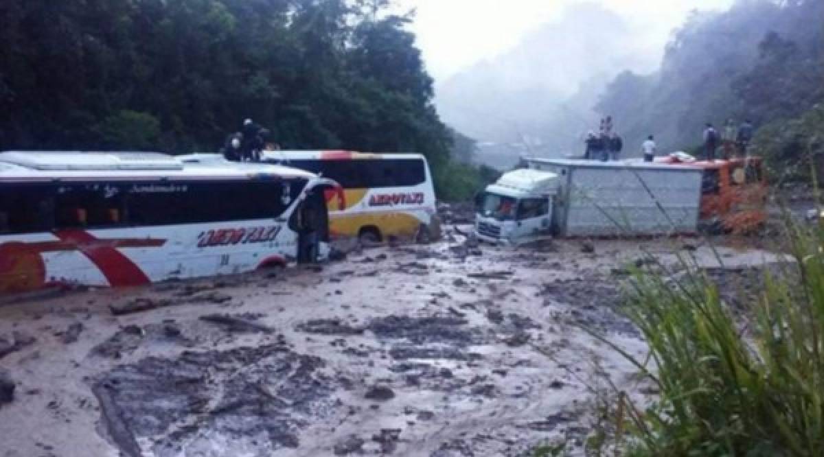 Dos muertos y un desaparecido por desborde de río en Ecuador