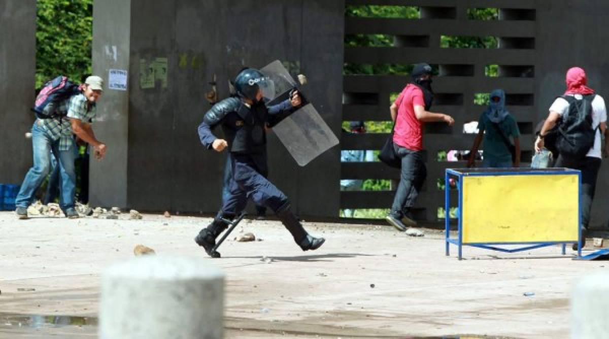 Chimbas, palos, piedras y hondas caseras en protesta frente a la UNAH