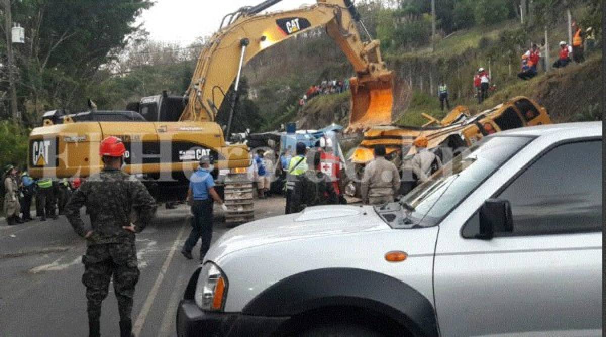 Abren techo de bus para sacar cuerpos de víctimas de accidente en la salida al sur de la capital de Honduras