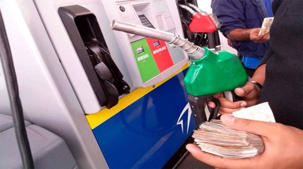 Gasolinas en Honduras bajan entre 60 y 53 centavos por galón