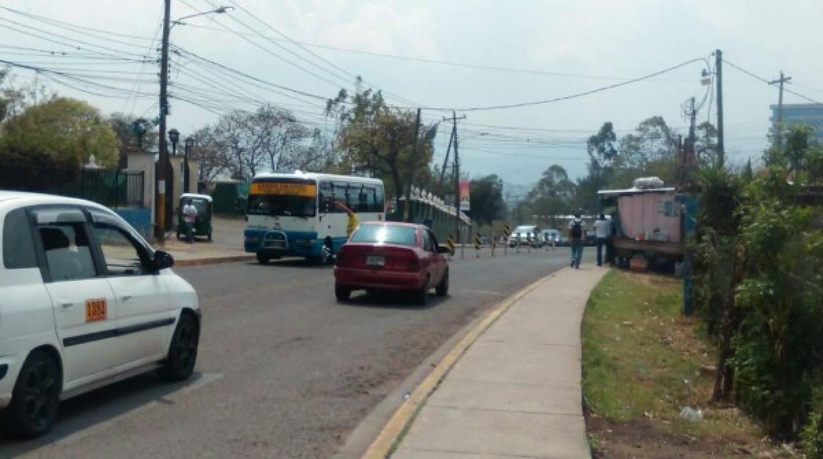 Transportistas irrespetan separadores de tránsito ubicados en la entrada a Suyapa