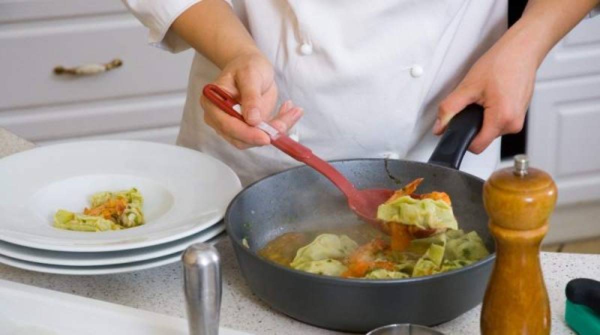 Las comidas cocinadas no deben permanecer en la nevera más de dos o tres días, porque al pasar el tiempo pierden sus nutrientes.