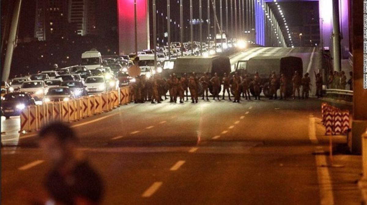 Violenta explosión sacude Ankara, aviones y helicópteros sobrevuelan la ciudad