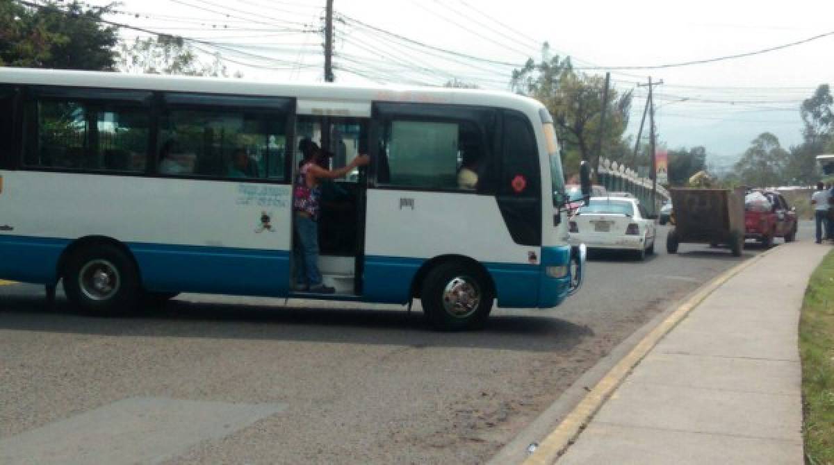 Transportistas irrespetan separadores de tránsito ubicados en la entrada a Suyapa