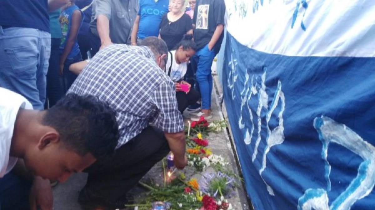 La Revo de Motagua realiza emotivo homenaje a víctimas de la estampida en la final de Honduras