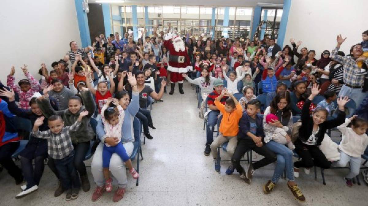 Santa cierra la Navidad con regalos paras sus nietecitos