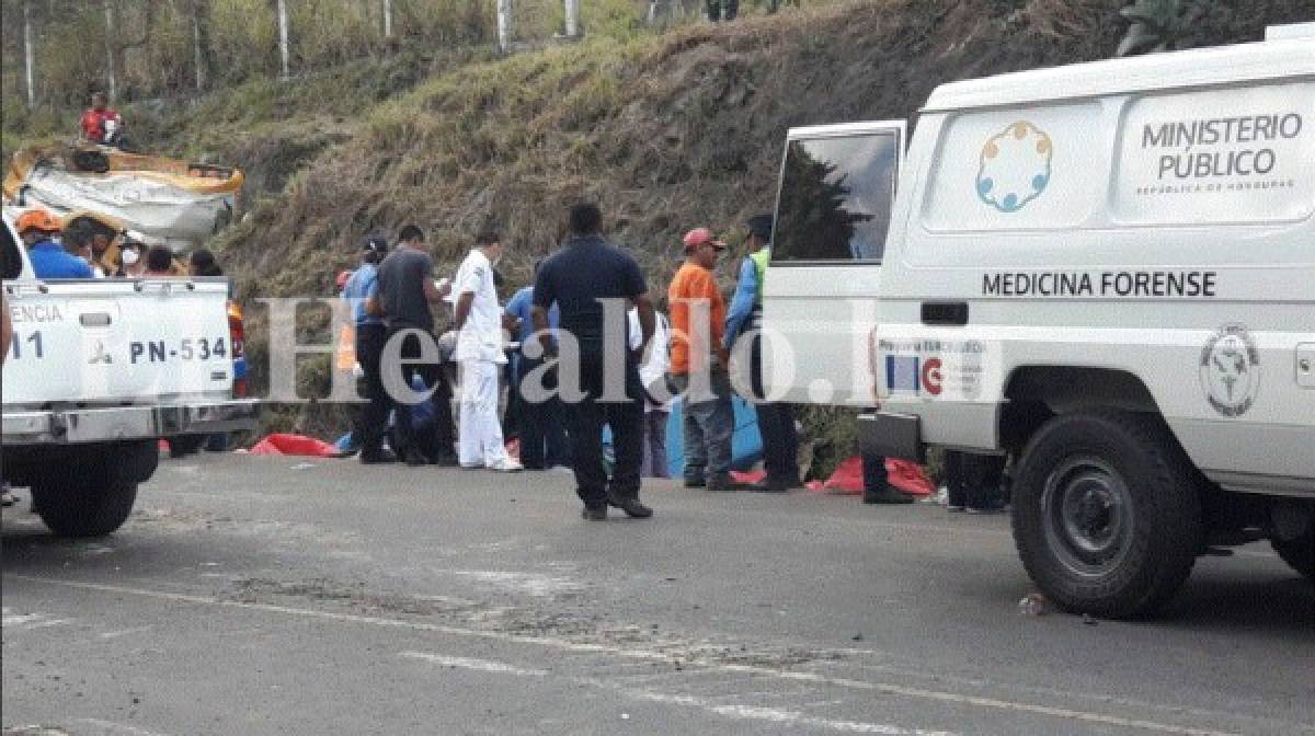 Abren techo de bus para sacar cuerpos de víctimas de accidente en la salida al sur de la capital de Honduras