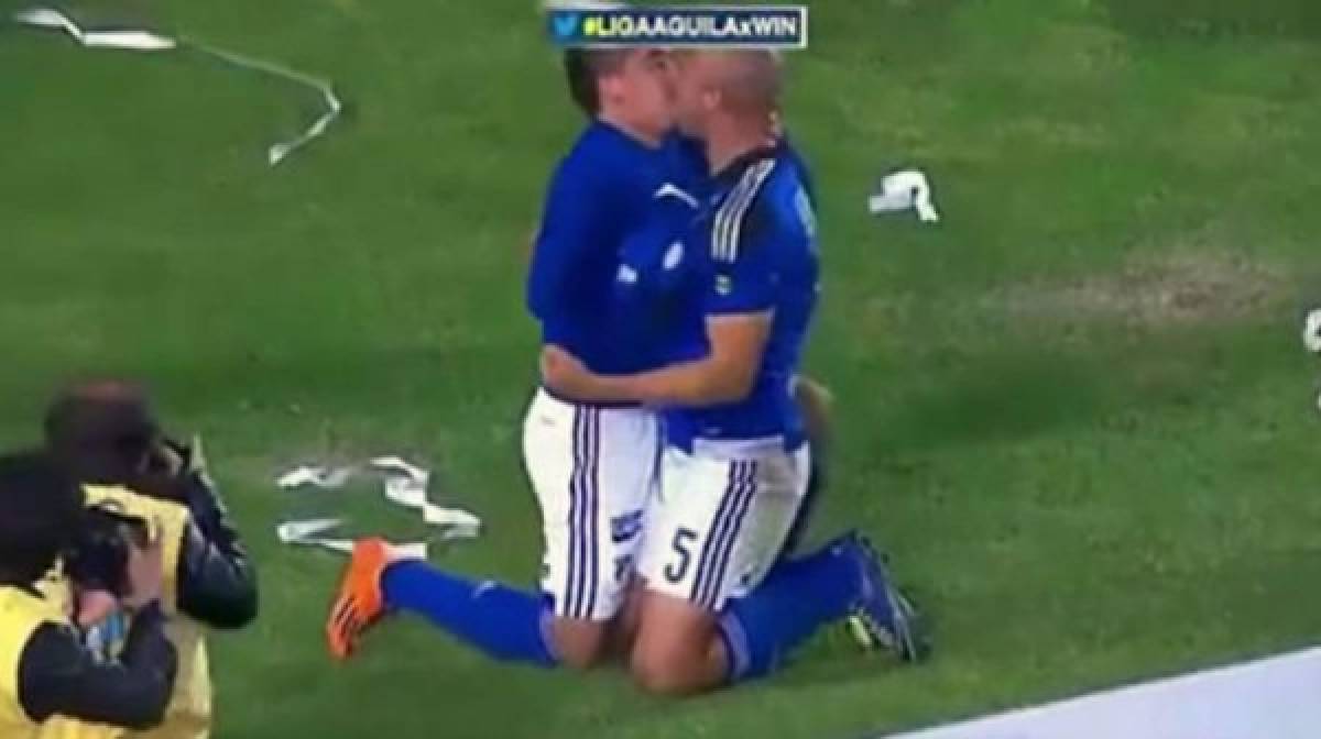 Fotos: Futbolistas que han puesto en entredicho su sexualidad con comprometedores momentos