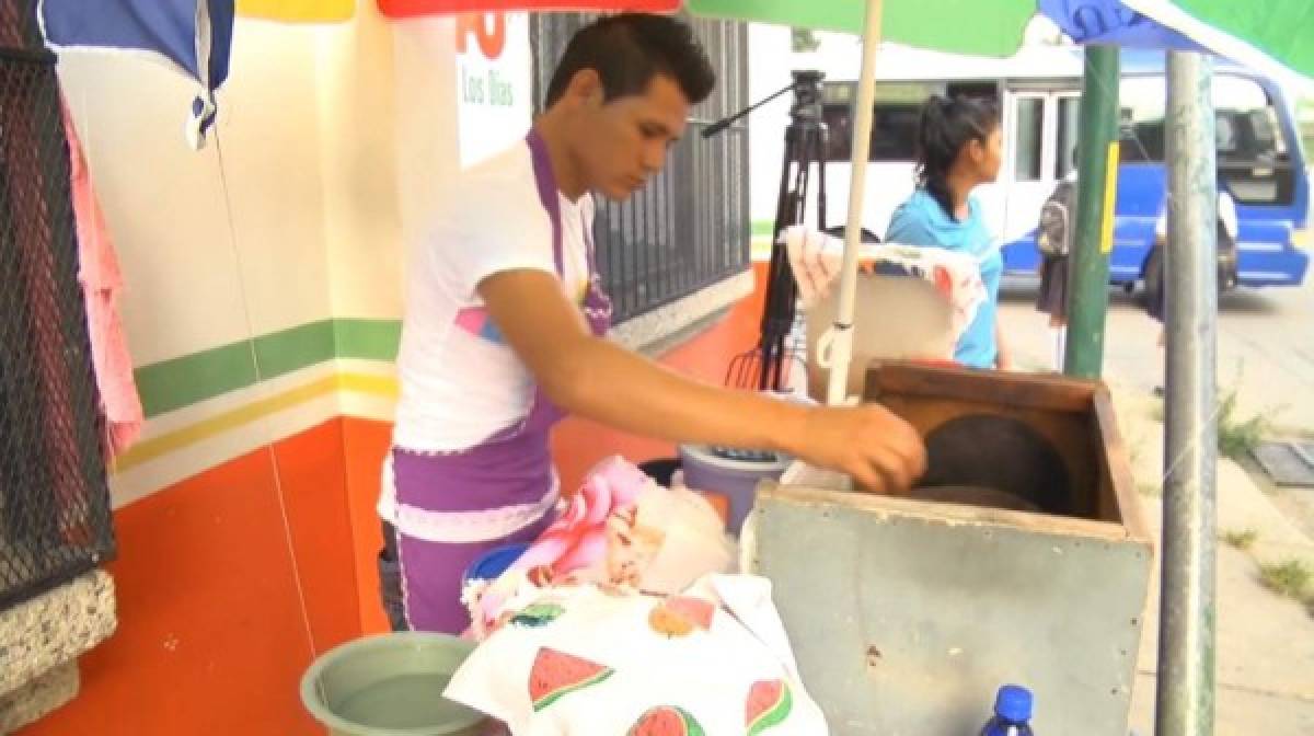 Comayagua: Joven vende baleadas para sacar adelante a su familia