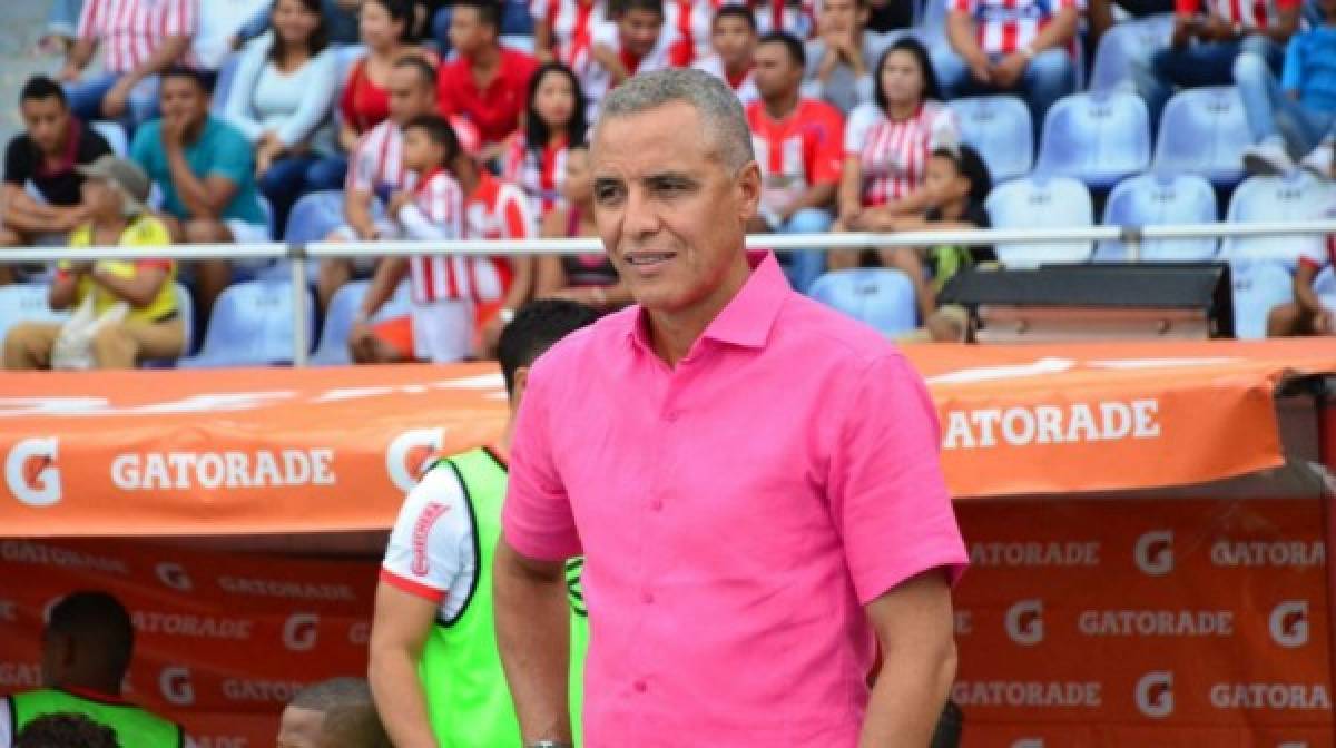 Lluvia de hojas de vida y llamadas de agentes en Fenafuth ofreciendo entrenadores para la Selección de Honduras