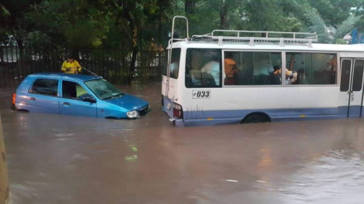 Tegucigalpa: Inundación en La Alameda por desborde de quebrada