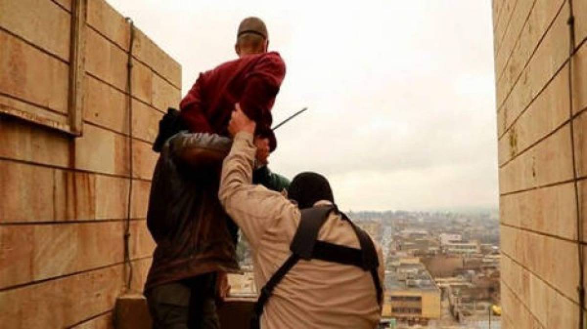 El Estado Islámico arroja a homosexuales desde un edificio