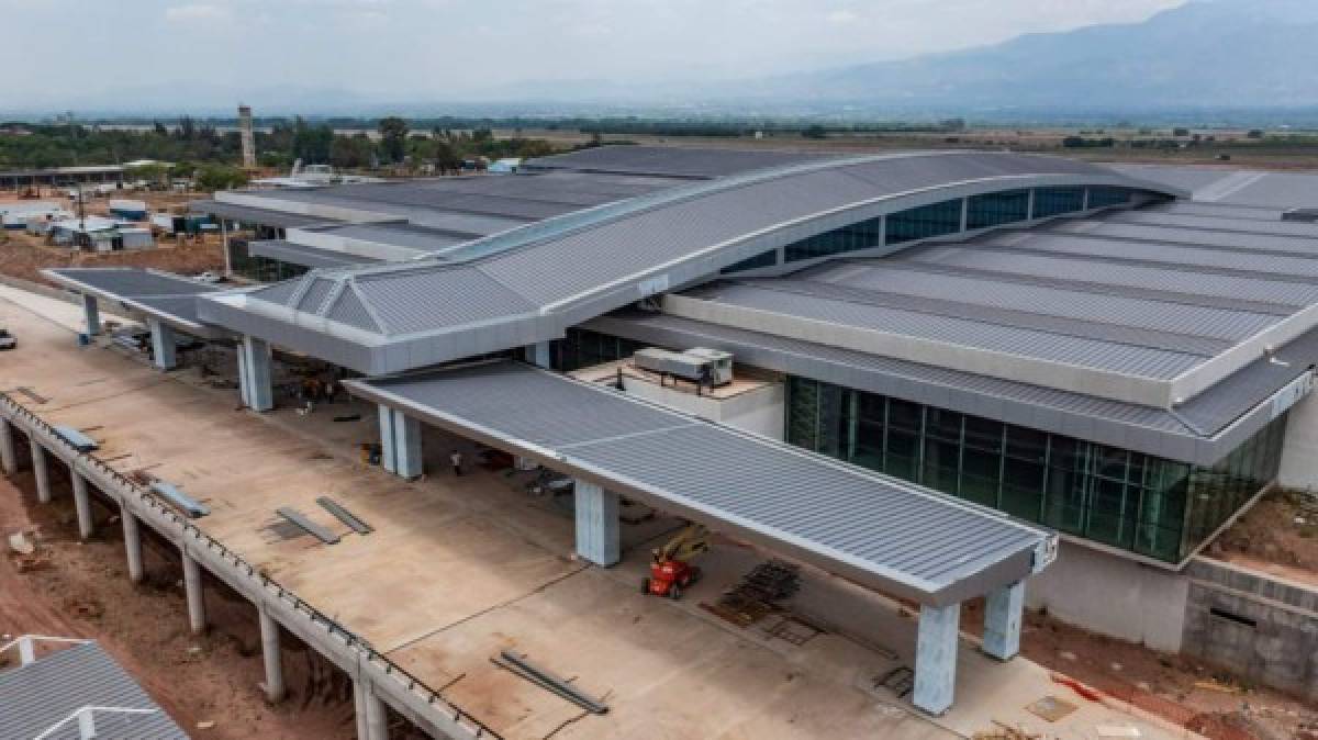 Presidente Hernández visita el aeropuerto de Múnich durante su gira por Alemania (FOTOS)