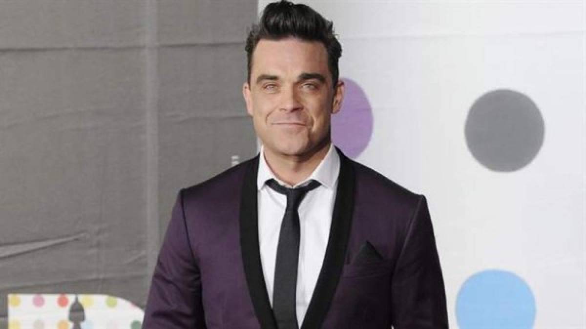 Robbie Williams respondió con ironía a críticas por lavarse las manos tras tocar a seguidores