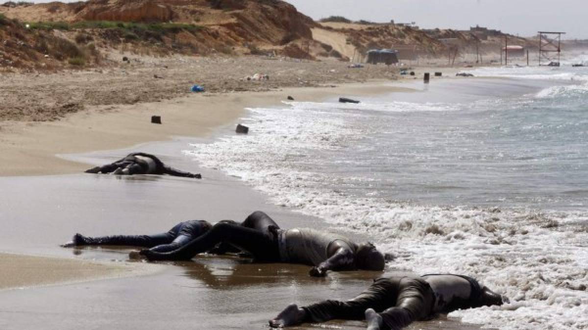  La costa de Libia está inundada de cadáveres