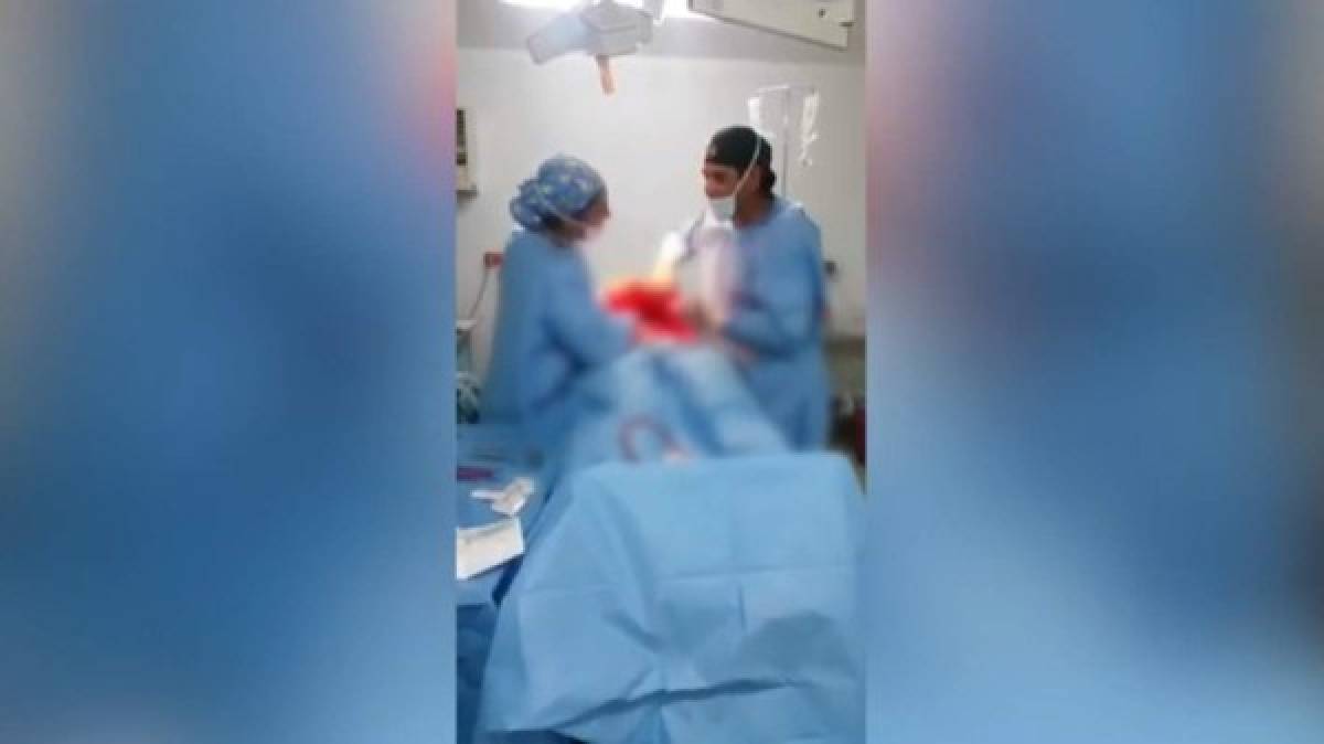 Médico es sancionado por bailar en plena cirugía la música de Bruno Mars