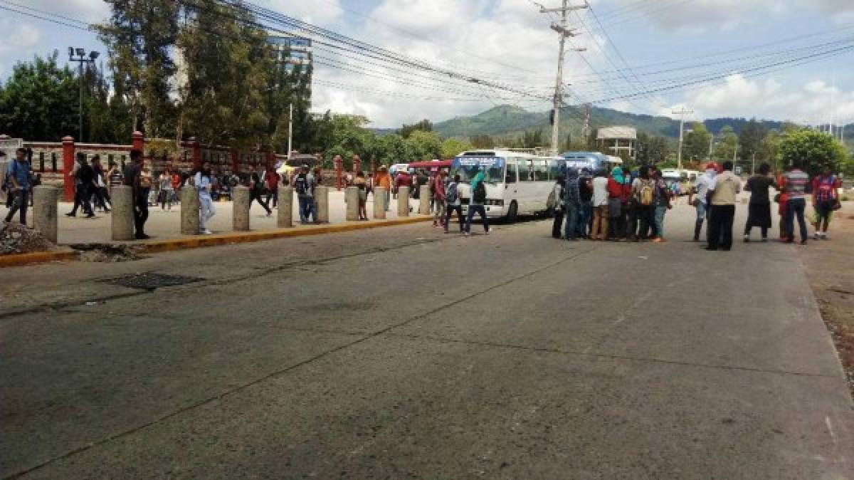 Honduras: Estudiantes del MEU protestan con tomas en el bulevar Suyapa