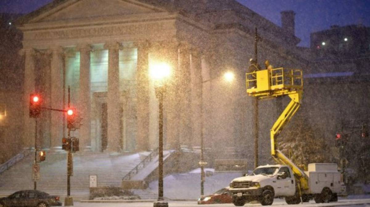 FOTOS: así resiste la gente bajo la súper nevada en Estados Unidos  