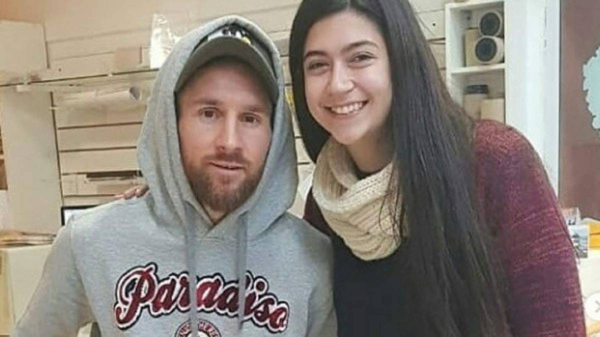 Messi visita un mall en Argentina para tomarse una foto tamaño carné y causa furor entre los empleados
