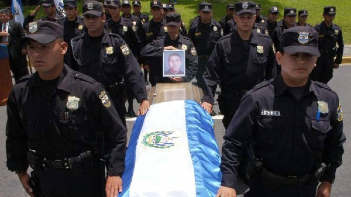El Salvador: Tres policías mueren al enfrentar a pandilleros