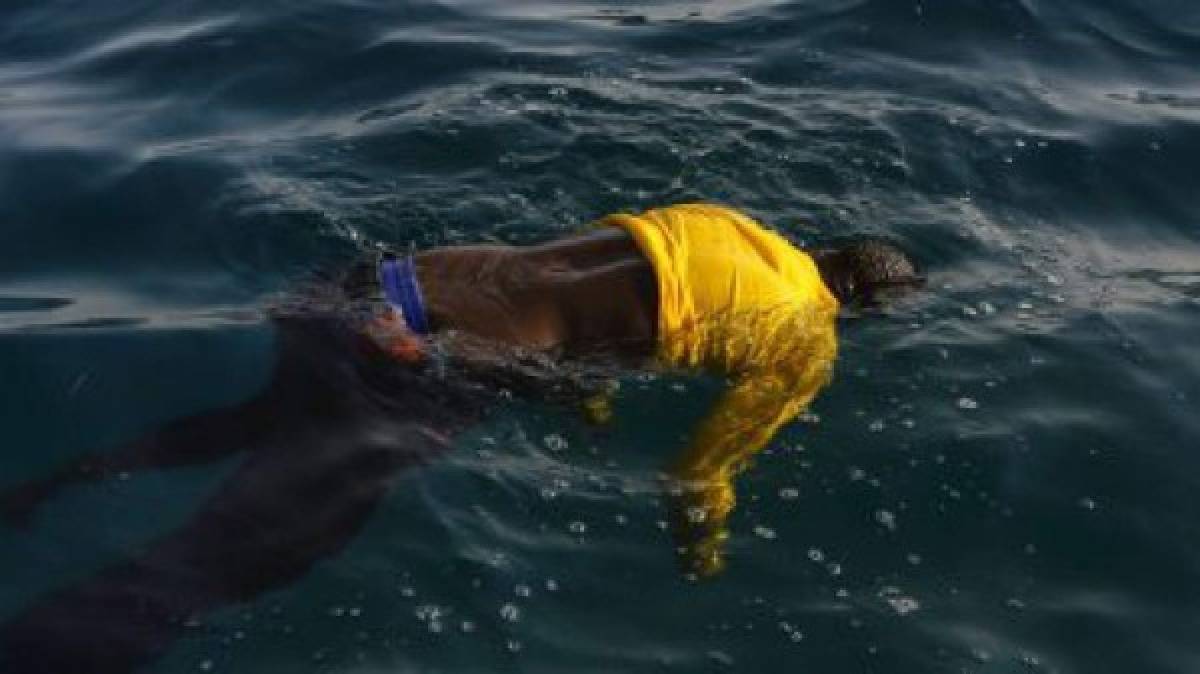  La costa de Libia está inundada de cadáveres