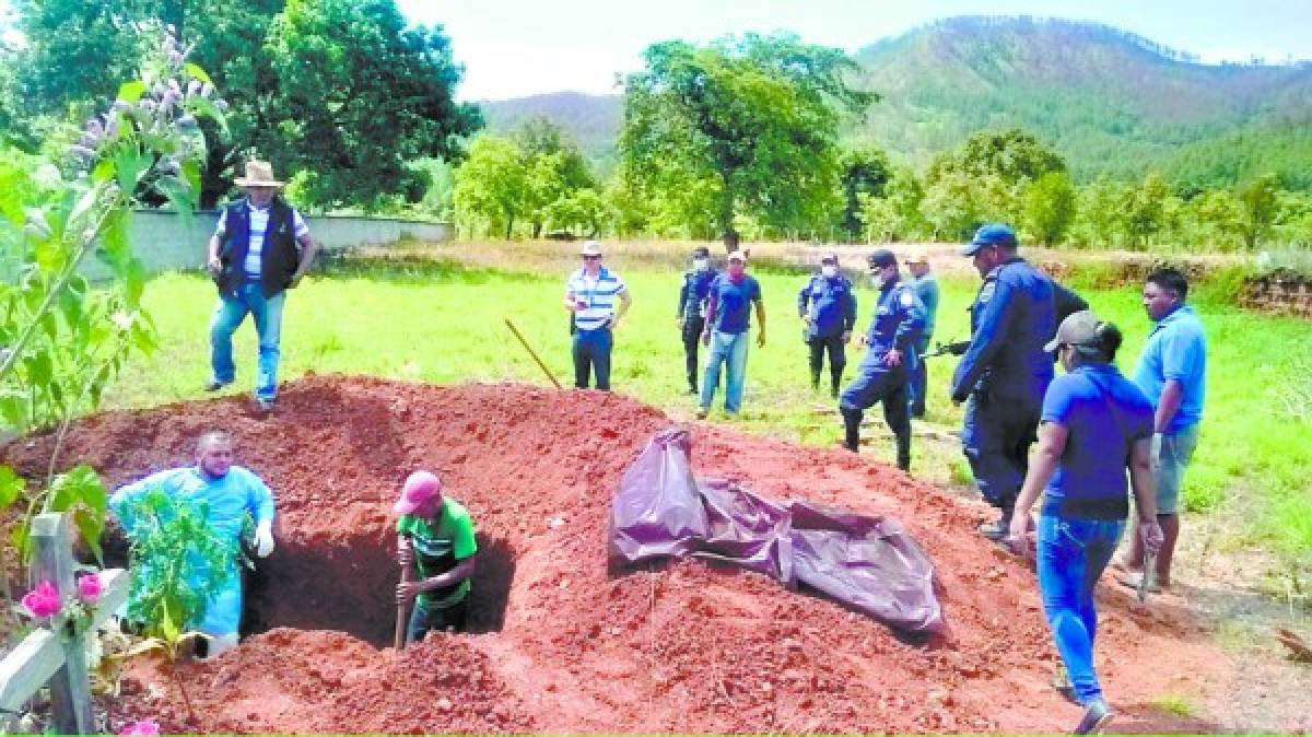 Exhuman cadáver de regidor asesinado por Los Solís