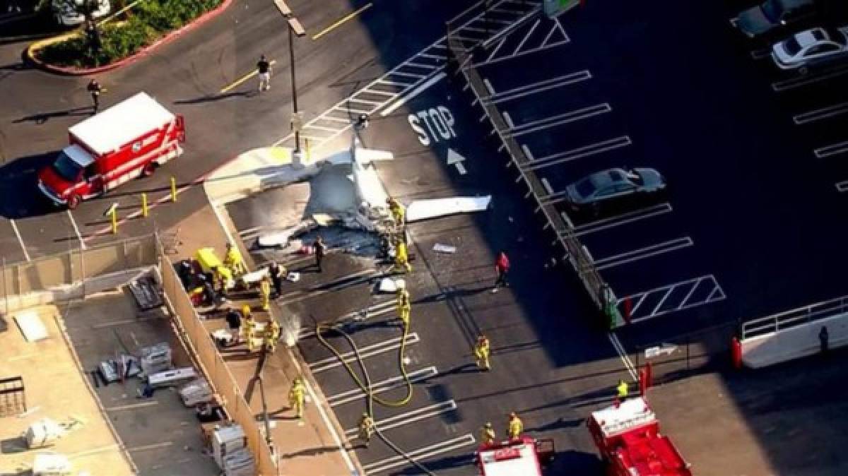 Cayó una avioneta sobre un centro comercial en San Diego