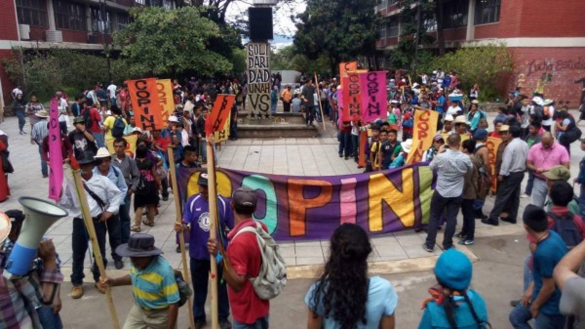 Honduras: Miembros del Copinh protestan en las afueras del Ministerio Público