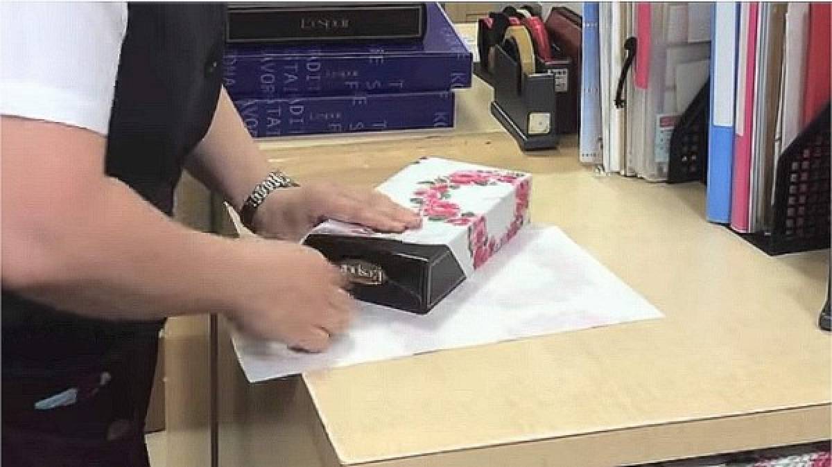 Técnica japonesa para envolver regalos en 12 segundos es furor en internet