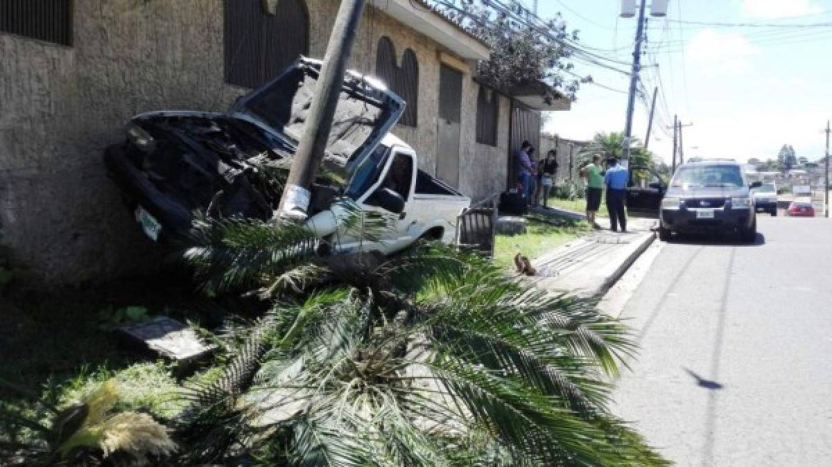 Conductor se salva de morir tras impactar su carro en poste en la Cerro Grande