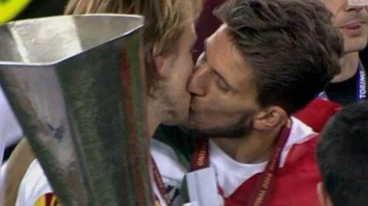 Los besos más recordados en el fútbol