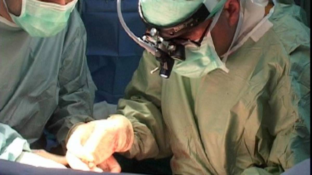 Cirujano graba sus iniciales en hígado de su paciente