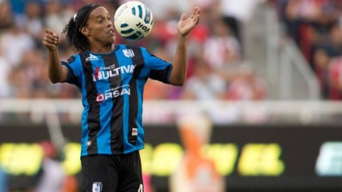 Ronaldinho abandona molesto el estadio en pleno partido