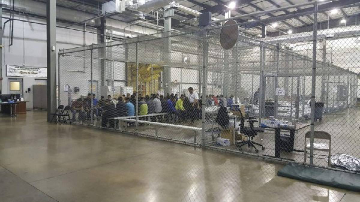 FOTOS: Dentro de 'jaulas' viven niños inmigrantes detenidos en Estados Unidos