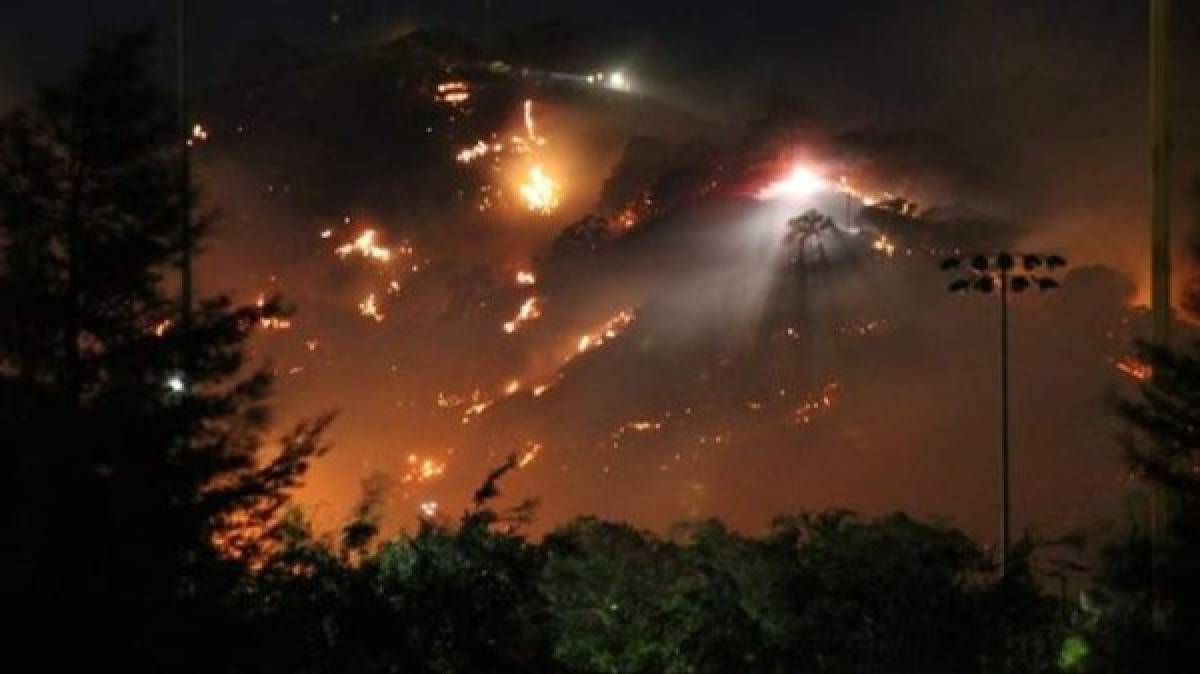 Incendio forestal amenaza viviendas en California