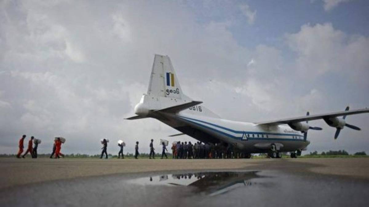 Hallan restos de avión militar birmano desaparecido con más de 100 personas a bordo   
