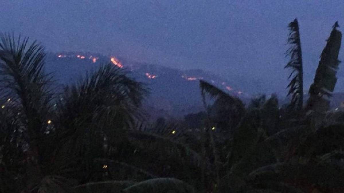 El fuego comenzó en la pista de motocross ubicada frente a la colonia El Sitio, carretera a San Lucía.