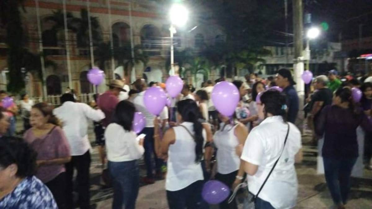 Con globos morados y blancos, los manifestantes se unieron para exigir justicia.