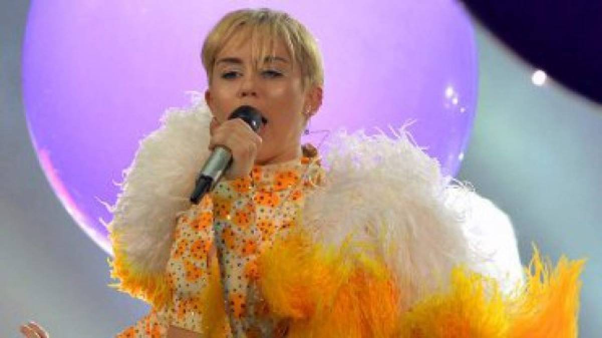 Miley Cyrus escupe y golpea bandera mexicana con su trasero