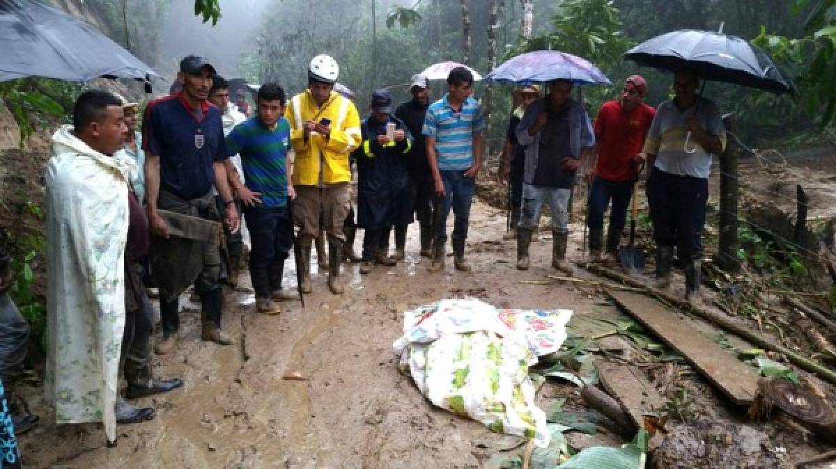 Continúa la búsqueda de dos personas desparecidas tras derrumbe en Omoa; la tragedia ya dejó tres muertos