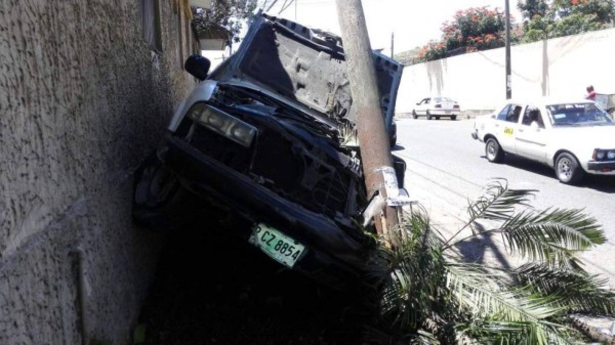 Conductor se salva de morir tras impactar su carro en poste en la Cerro Grande