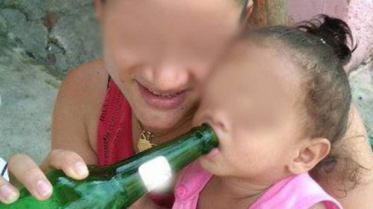 Exhibe en su perfil de Facebook a hija menor tomando cerveza