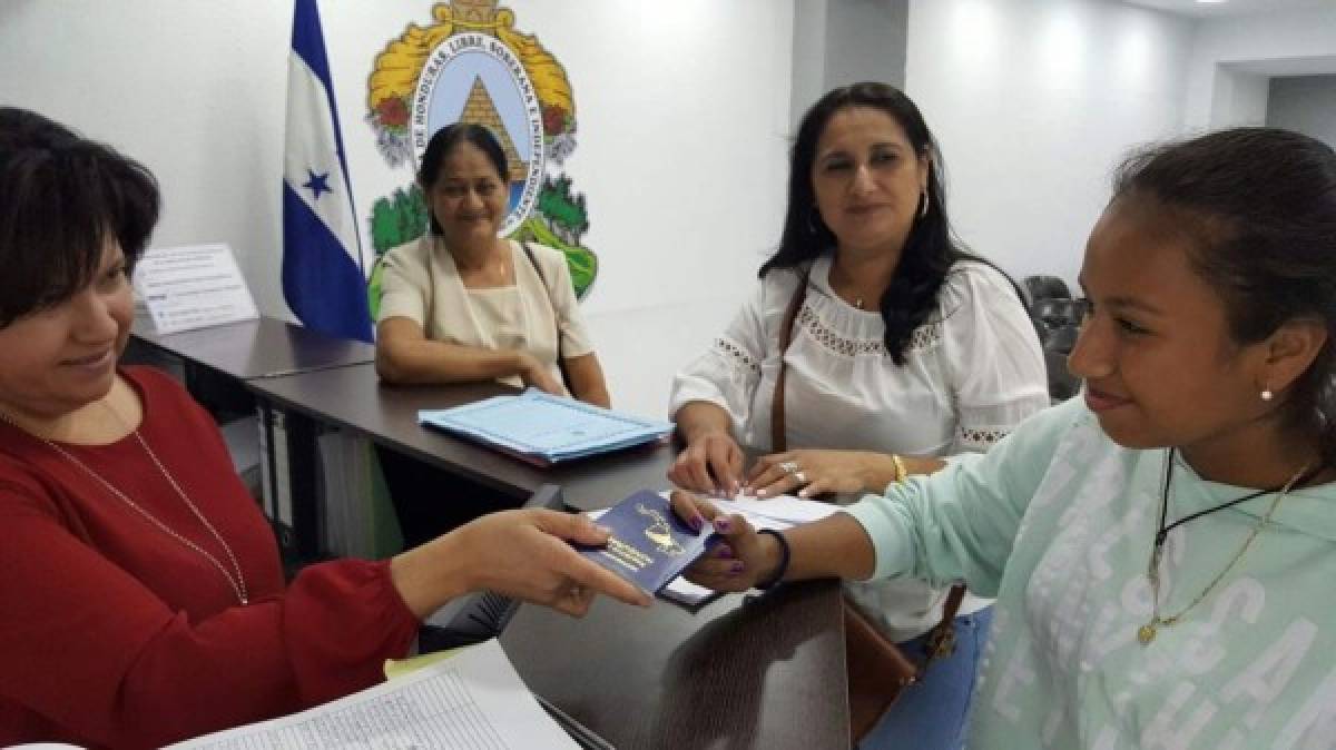 Pasaportes hondureños en España son entregados en solo unas horas