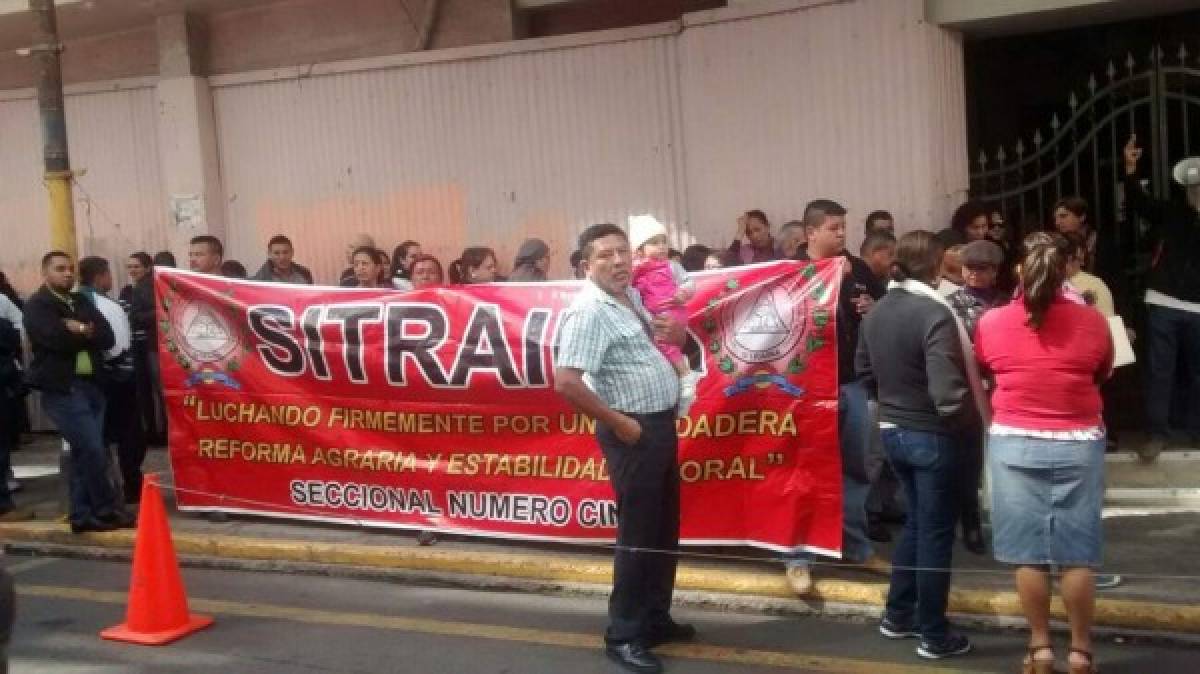 Honduras: Empleados del INA protestan frente a Finanzas
