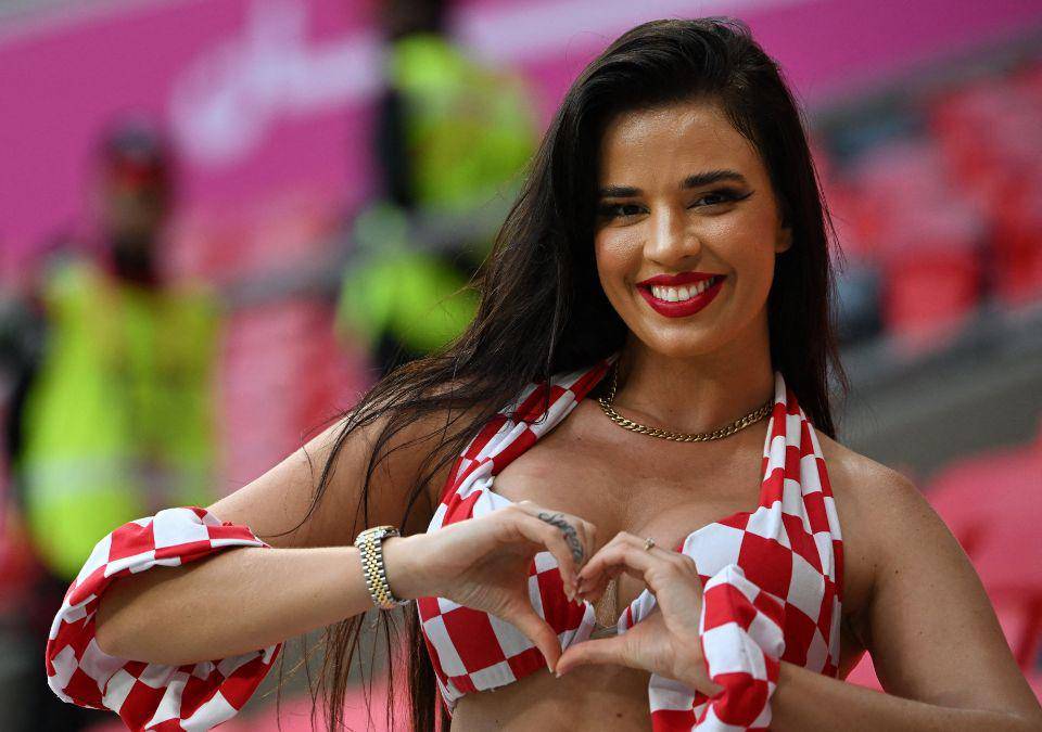 Ivana Knoll es aficionada de la selección de Croacia y acude a todos los estadios donde juega su selección nacional. Sin embargo, sus atuendos han causado revuelo entre los qataríes, ya que chocan con las costumbres y culturas de dicho país.