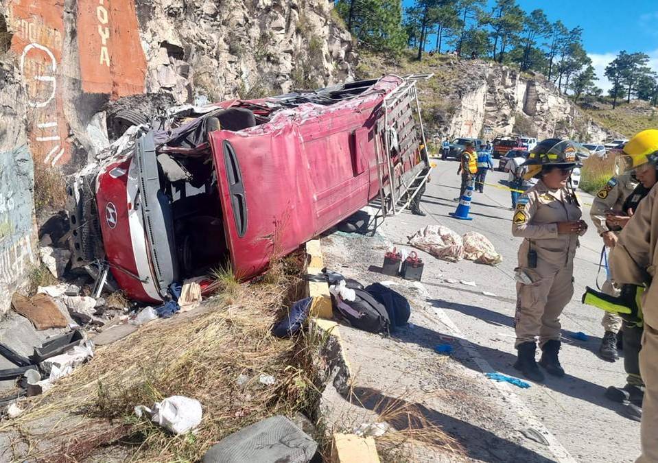 Tres personas murieron y al menos cinco se encuentran en condición grave al volcarse un bus en el kilómetro 21 de la carretera al Sur de Honduras. A continuación las imágenes de los destrozos y la lamentable escena de las víctimas y su rescate.