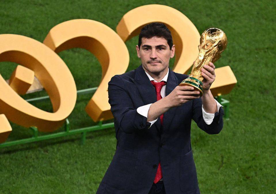 Iker Casillas, campeón del mundo en Sudáfrica 2010, fue el encargado de llevar la copa al centro del campo.